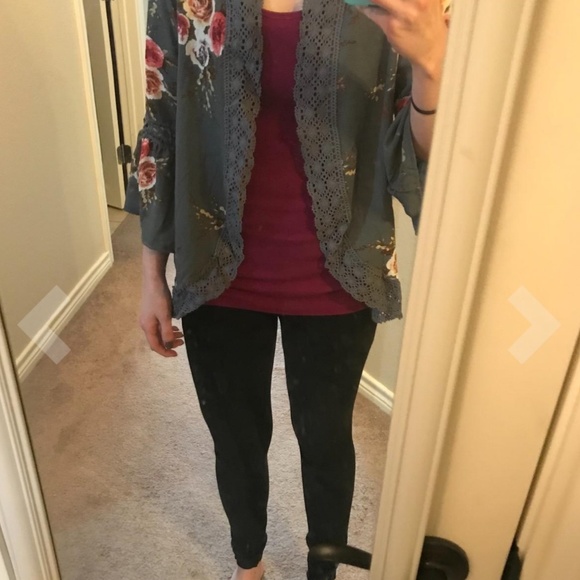 Floral Kimono W/ Lace Patchwork - Picture 6 of 8